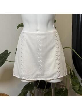 White embroidered mini skirt with elastic waistband